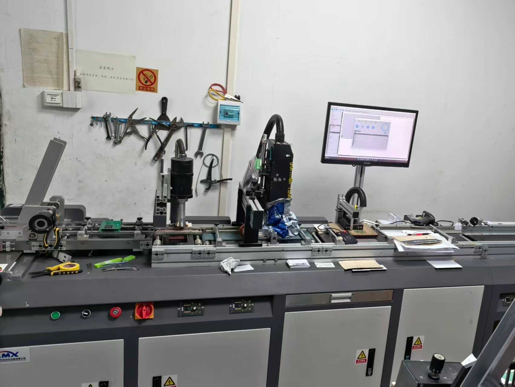 Industrial quality control station illustrating the automated verification between a printed barcode and its corresponding encoded RFID chip data